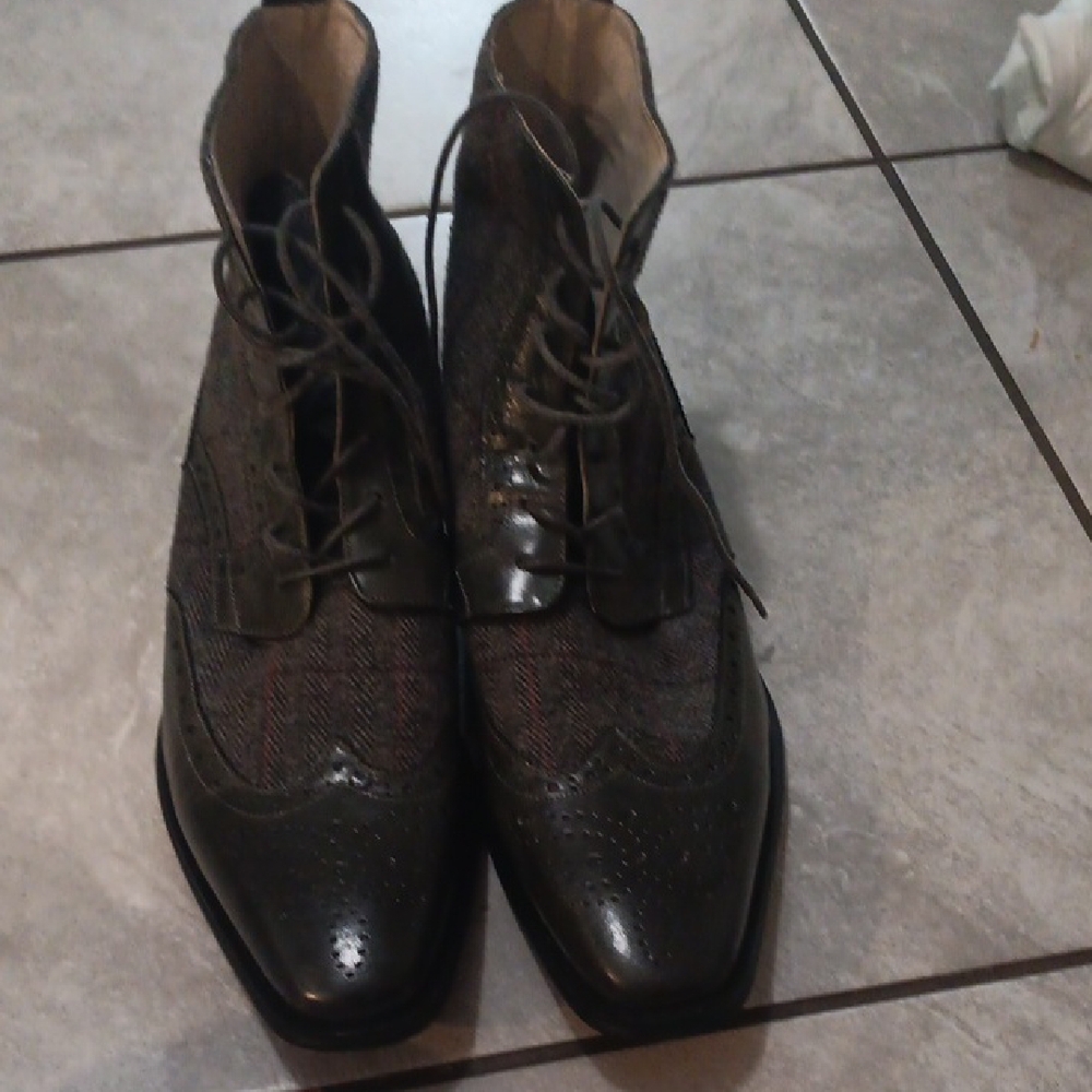 Black Leather Oxford Shoes with Brogue Detailing